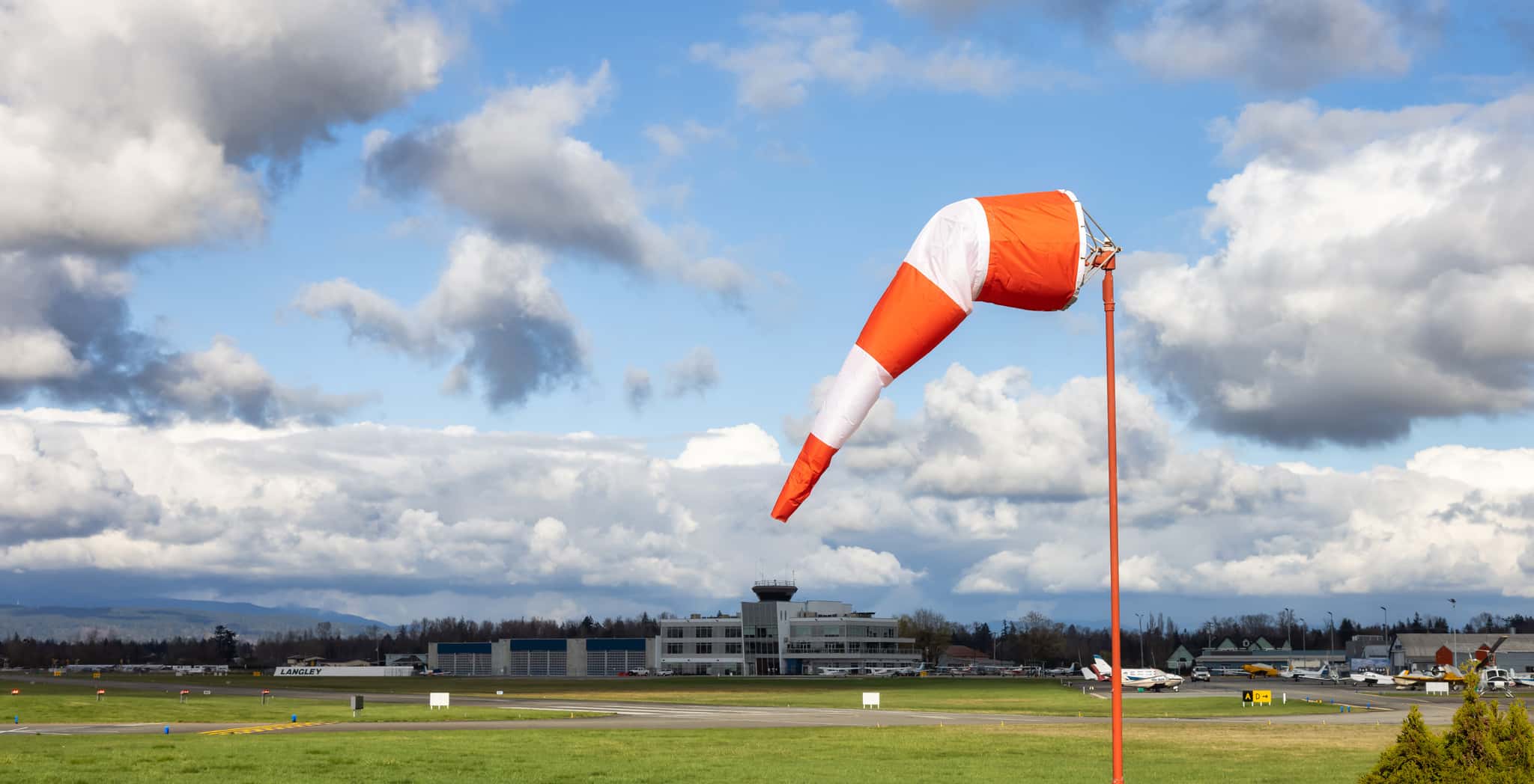 manche a air 1 Manche à air d'un aérodrome : elle indique la direction du vent et donc la piste en service